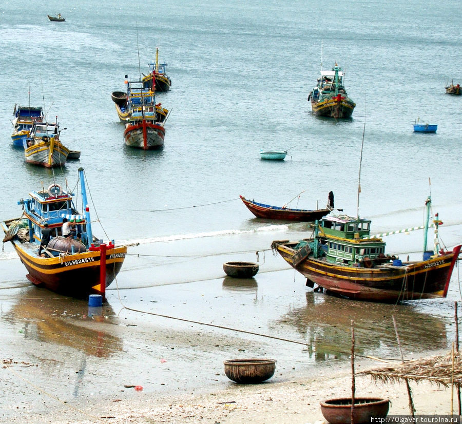 Лодки хоть и старенькие, как показалось, но ярко раскрашены Муй-Не, Вьетнам