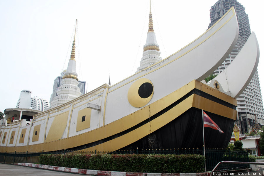 Гигантская бетонная лодка в монастыре Ват Яннава Бангкок, Таиланд