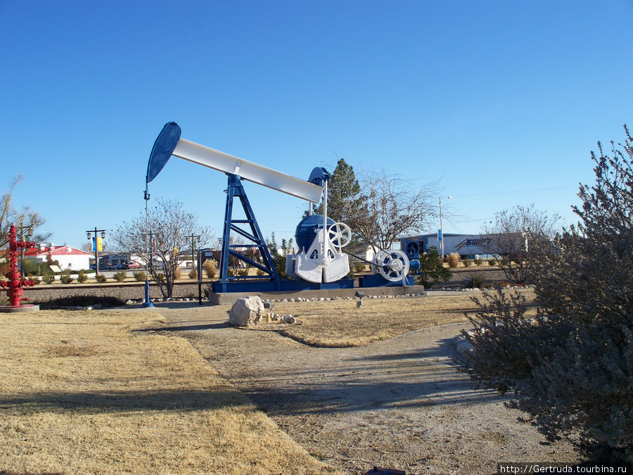 Нефтяная качалка — край здесь нефтедобывающий. Биг-Бенд Национальный Парк, CША