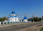 А от парка пройдем на улицу Ленина. Рядом, на одной линии стоят две новенькие церкви. На переднем плане Русская православная церковь, на заднем — Украинская.