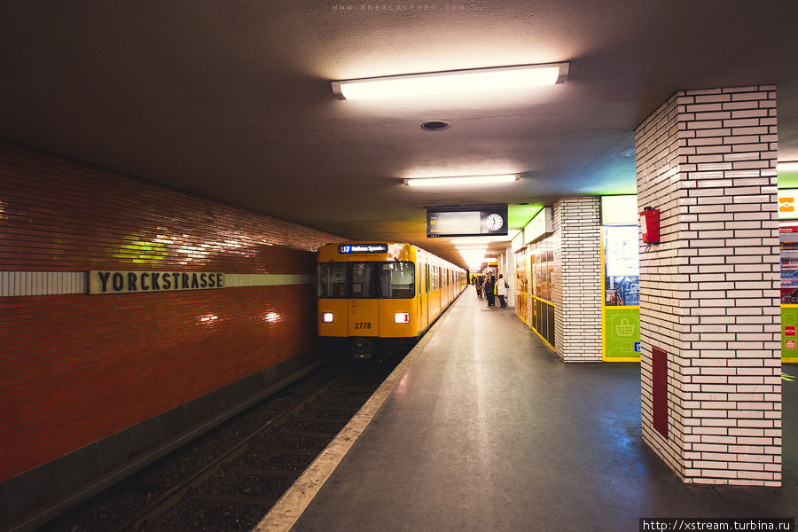 В местном метро не только разрешается провозить велосипеды, но и отведены под них специальные места в вагонах. Рай для велосипедиста:) Берлин, Германия