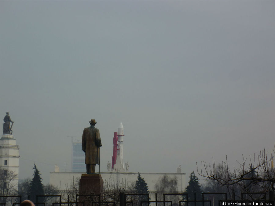 На ракету Восток и небоскреб на проспекте Мира взирает Иван Владимирович Мичурин Москва, Россия