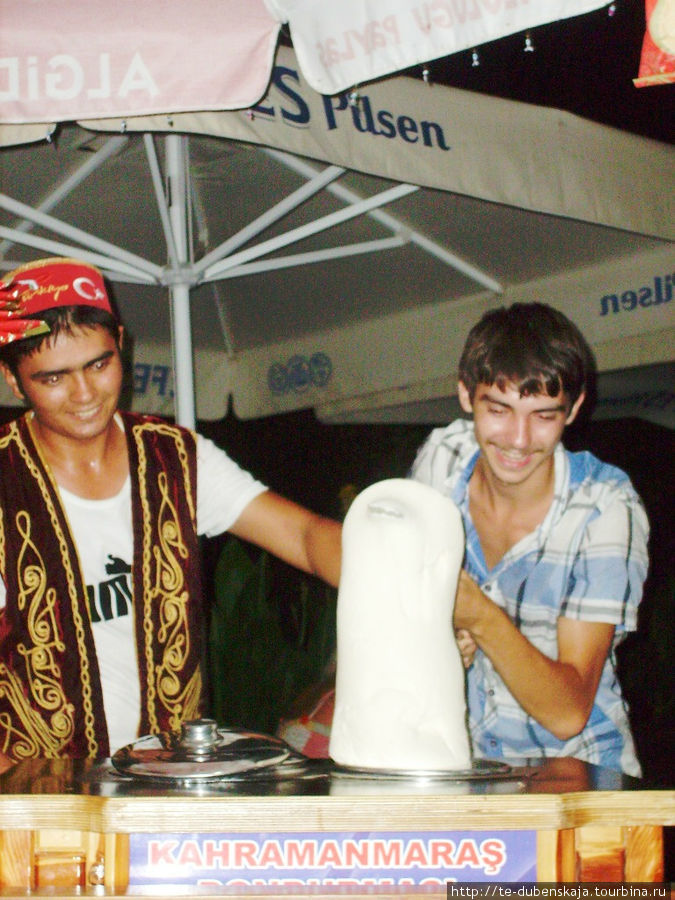 Дружба народов или передача опыта от турка-мороженщика молодому поколению. Кемер, Турция