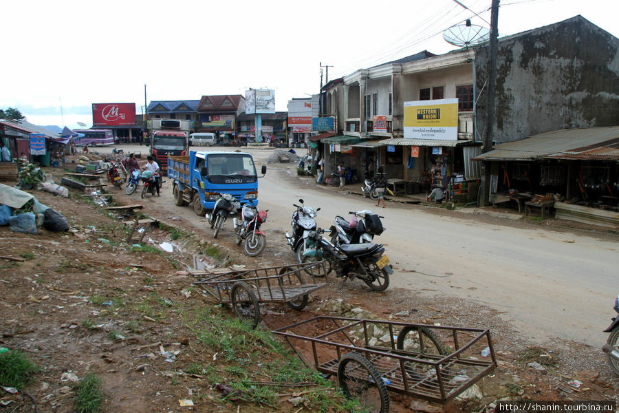 Деревенская улица — она же часть дороги Лаос