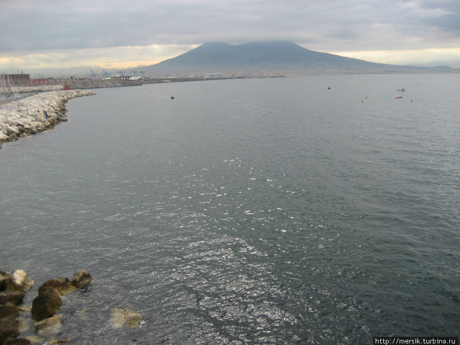 У подножия вулкана Неаполь, Италия