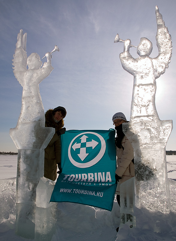 На льду Онеги — это ледяные скульптуры ангелов, служащие каждую зиму вратами к месту общекаргопольского купания в Крещенской иордани. Каргополь, Россия