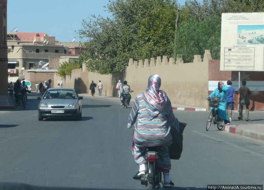 В Таруданнте необычно много женщин перемещающизся на мопедах и велосипедах. Тарудан, Марокко