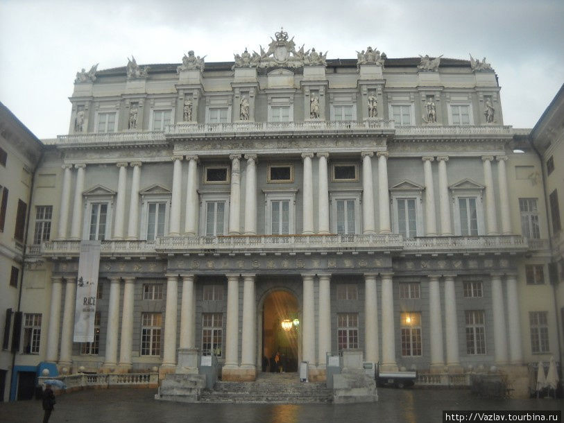 Парадный фасад дворца Генуя, Италия