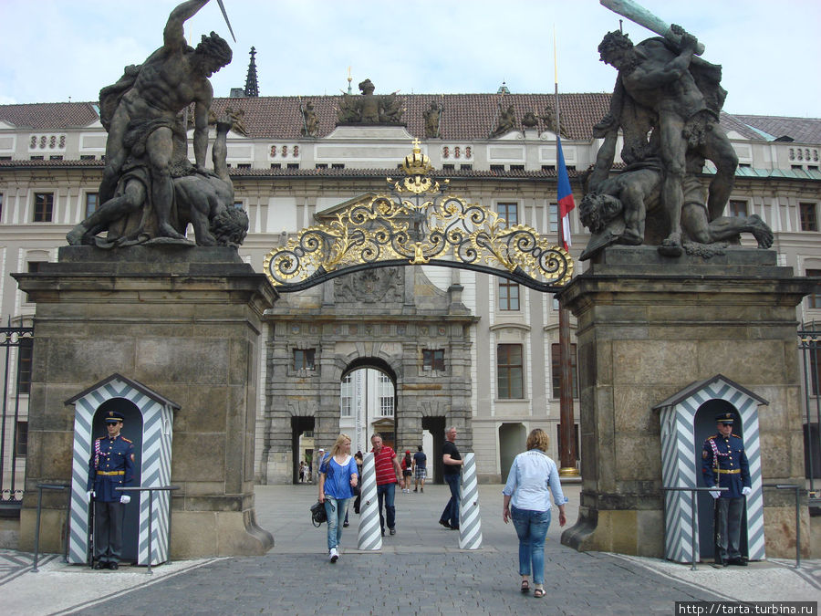 Утром туристов немного, и ворота в королевский дворец можно снять куда лучше. Прага, Чехия