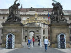 Утром туристов немного, и ворота в королевский дворец можно снять куда лучше.