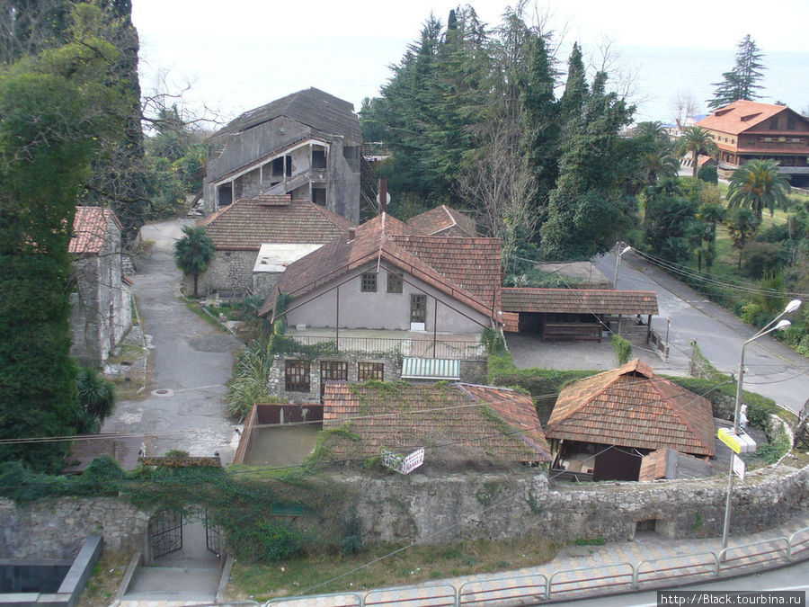 Территория крепости Абаата с крыши торгового комплекса на площади Гагарина Гагра, Абхазия