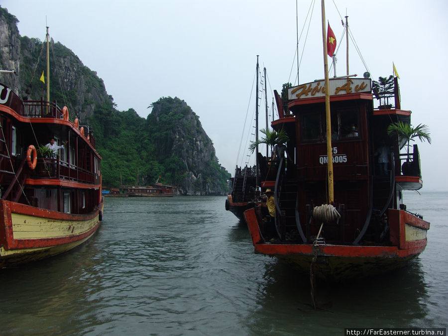 Наш корабль причаливает Ха-Лонг, Вьетнам