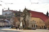Вид на Братиславский замок с одной из старейших площадей города — Капуцинской. Название ей дал монастырь, что действует и в наши дни (на переднем плане справа).