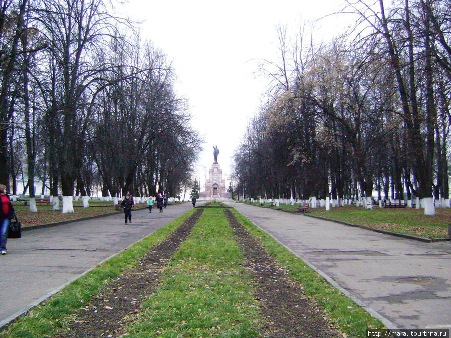 Центральная аллея городского парка Кострома, Россия