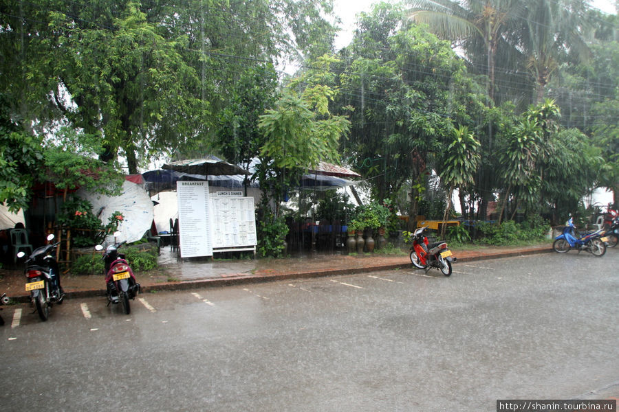 Дождливый день в Луангпхабанге Лаос