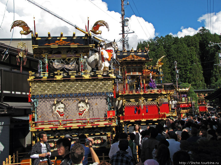 Улица перед храмом, выставлены повозки- Ятайи Такаяма, Япония
