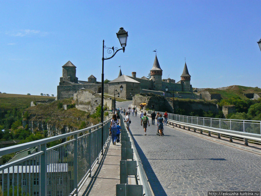 К Крепости ведет Замковый мост Каменец-Подольский, Украина