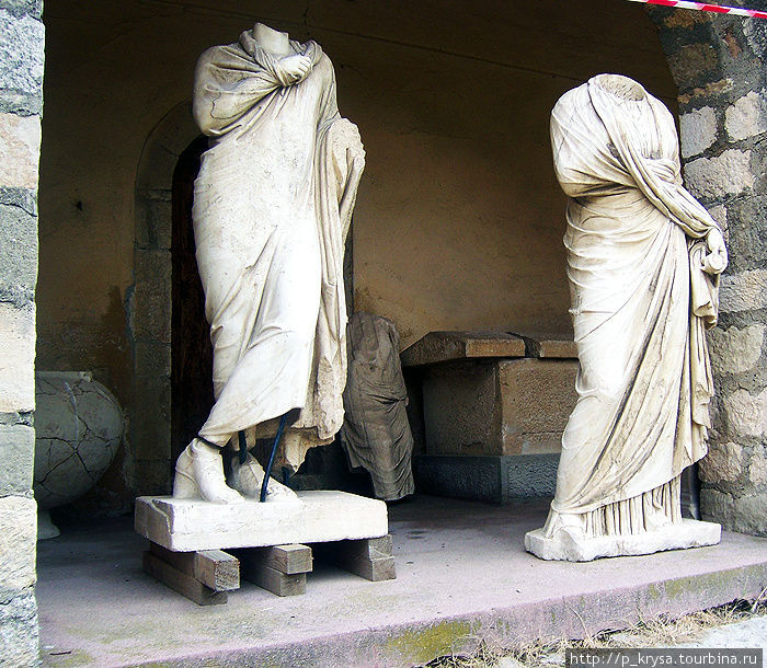Греческие и римские статуи во дворе монастыря Префектура Фиери, Албания