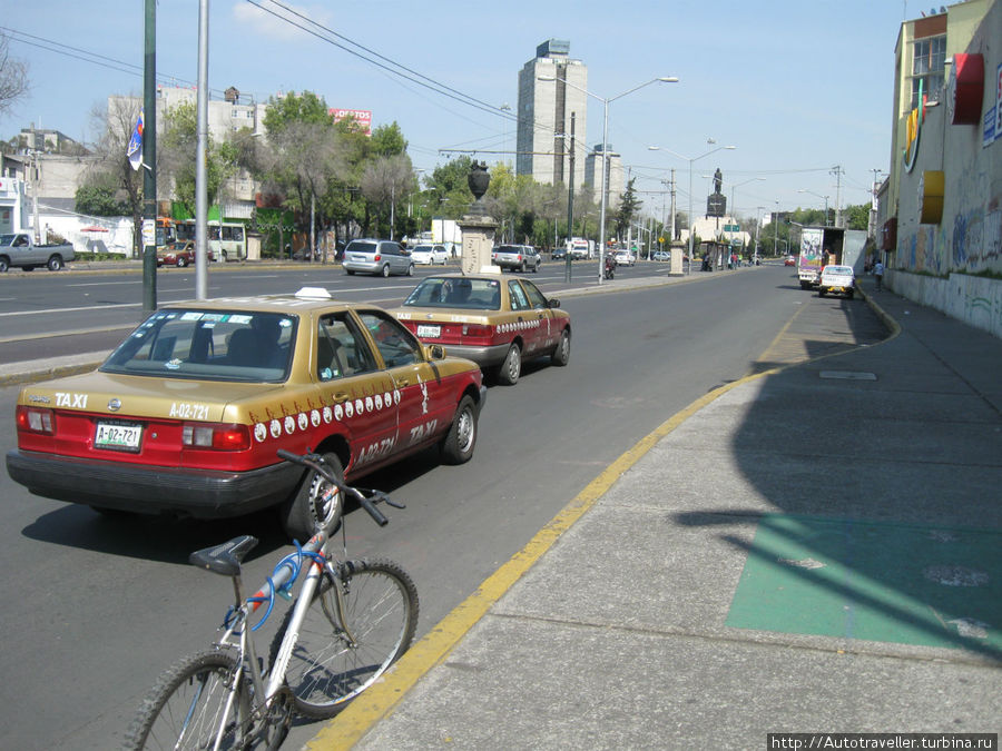 Следующие три фотографии — профессиональная взаимовыручка мексиканских таксистов. Заводит автомобиль коллеги методом толкания. Оригинально, не требует никакого дополнительного оборудования. Раз пятнадцать терпеливо пытался завести. Так и бросили.
Стоит мой велосипед. Мехико, Мексика