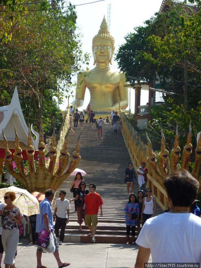 Паттайя. Будда Луанг Пхо Яй в храме Пхра Яй. Паттайя, Таиланд