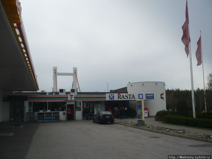 Небольшая стоянка на автостраде Нючёпинг, Швеция