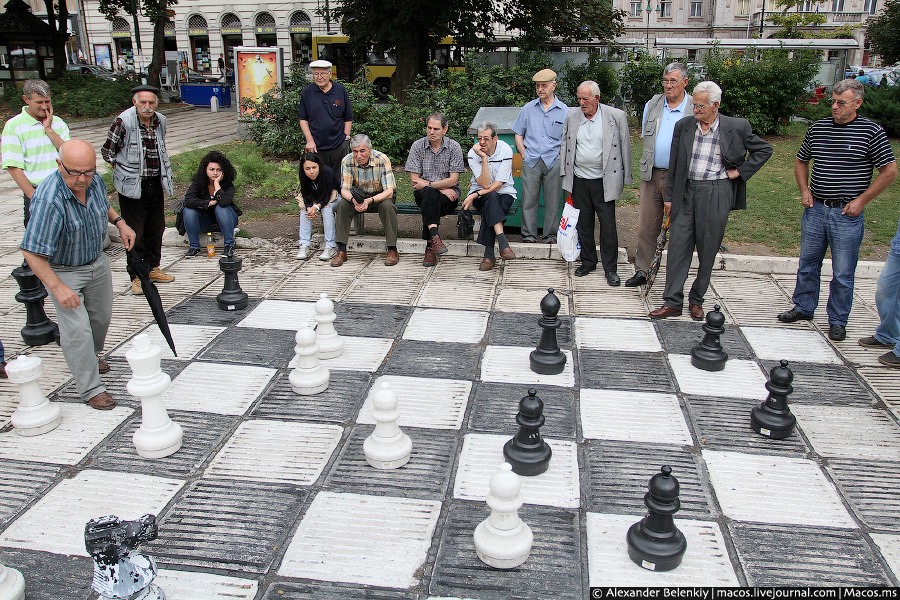 А на одной из площадей деды раскрасили плитки в черный и белый цвет, купили в каком-нибудь ИКЕА огромные пластиковые шахматы. Сараево, Босния и Герцеговина