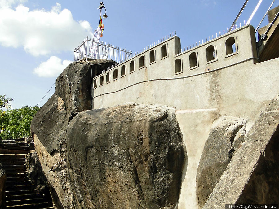 Как настоящий корабль...Ланкийцы всегда использовали доставшиеся им от природы валуны и скалы для создания своих шедевров Анурадхапура, Шри-Ланка