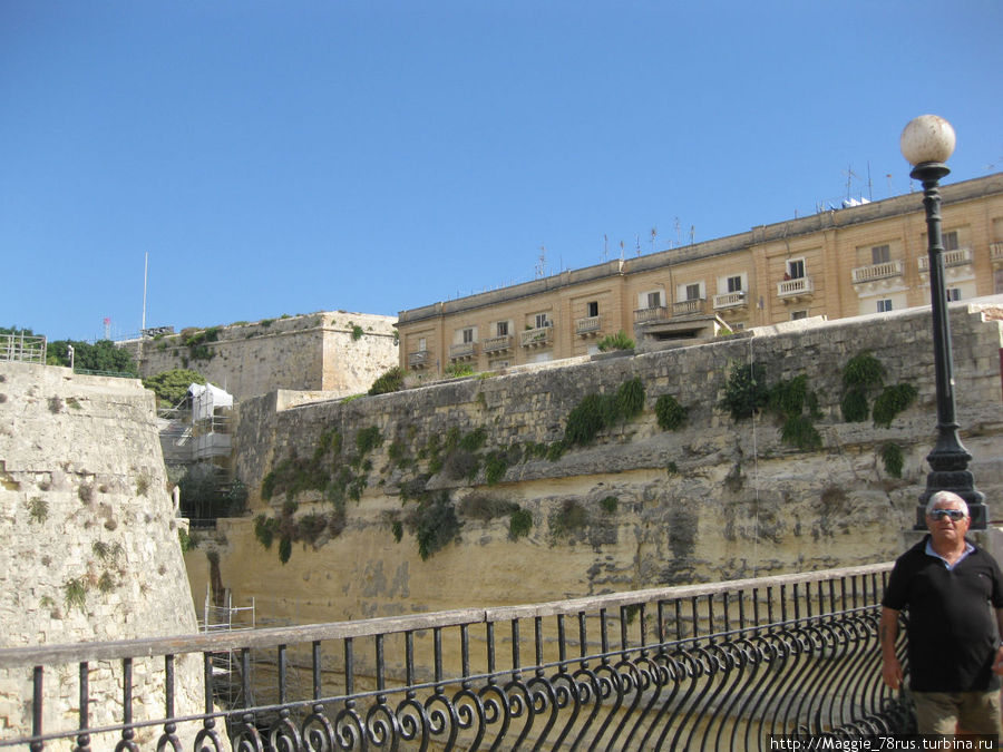 Идея перенести столицу из Мдины, расположенной в центре острова, на побережье  возникла у мальтийский рыцарей 1530 году, строительство началось с возведения фортификационных сооружений. Валлетта, Мальта