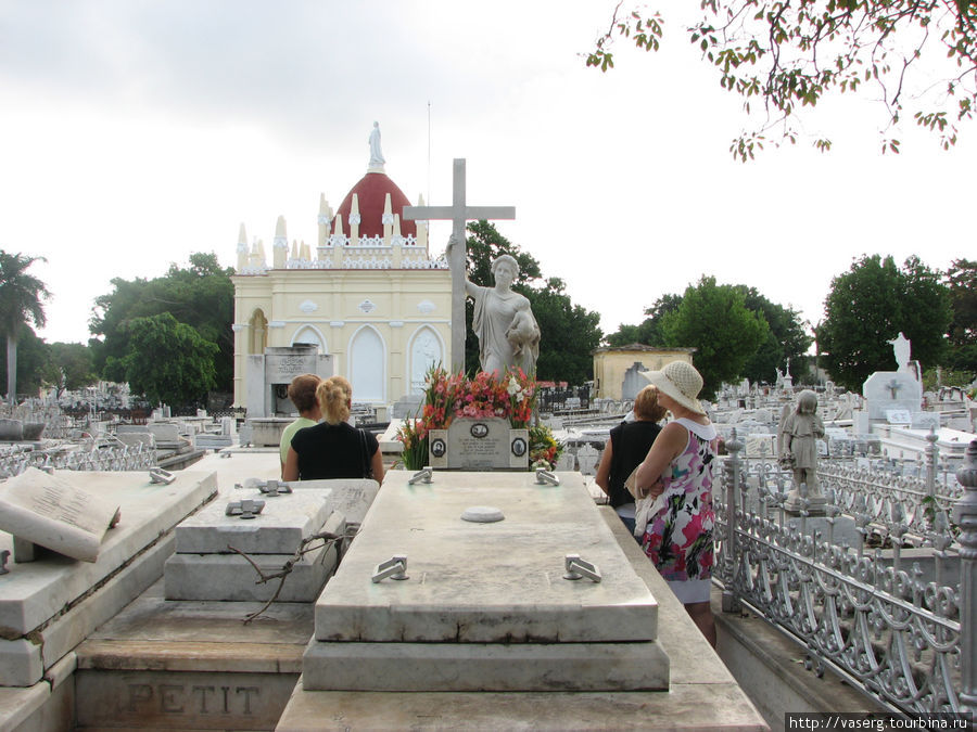 Памятник Милагросе.
Это память об Амелии Гойри, чудотворице. Она умерла в 1901 году во время родов. По традиции ее похоронили с ребенком у ног. Но при эксгумации ребенок оказался у нее на руках. С тех пор могила стала местом небывалого паломничества. Гавана, Куба