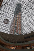 Это вид небоскребов через стеклянный купол торгово-развлекательного центра, расположенного у подножья гигантов