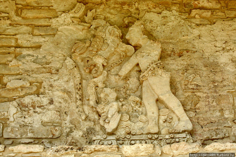 Сохранившаяся часть барельефа на фасаде Храма фресок. Бонампак, Мексика
