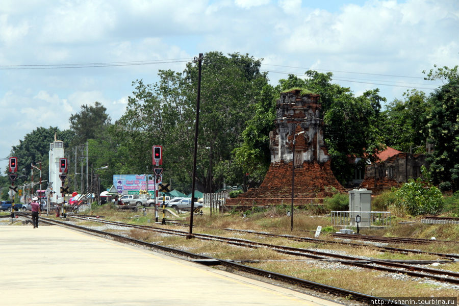 Руины у вокзала Лоп-Бури, Таиланд