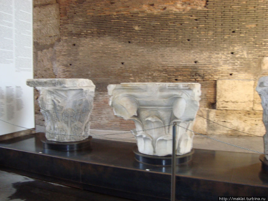 Фрагменты древних колонн. Рим, Италия