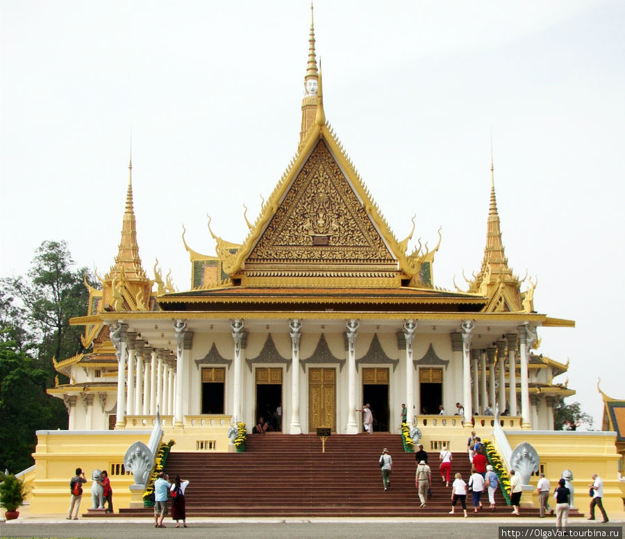 Тронный зал — здесь проходят коронации и свадебные торжества камбоджийских королей