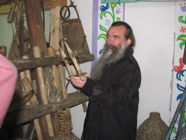 Отец Сергий, священник древлеправославной церкви, работает экскурсоводом. Православие не запрещает честно трудиться. Бурятия, Россия