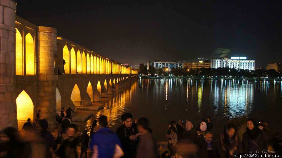 Вечерний Исфахан невероятно красив. Древний мост наполнен молодежью. Все совершают вечерний променад. Исфахан, Иран
