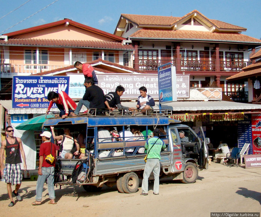 К туристическим объектам туристов доставляют на таких проржавевших грузовичках Ванвьенг, Лаос