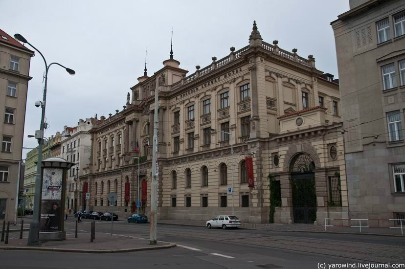 На углу Сеноважной площади находится отель с пафосным названием Boscolo Carlo IV. Прага, Чехия