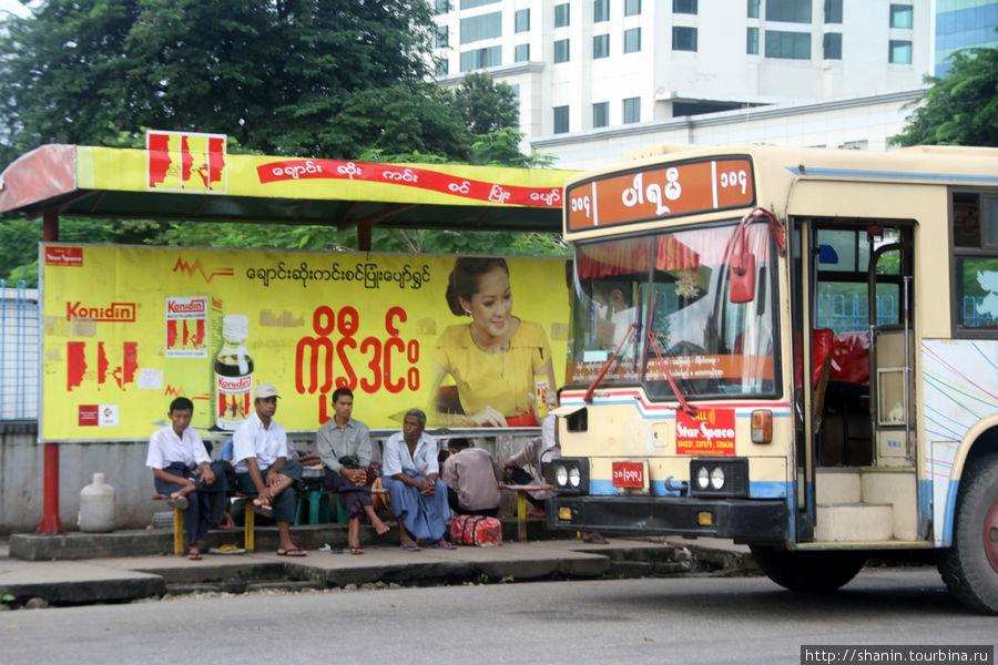 Автобус у остановки Янгон, Мьянма