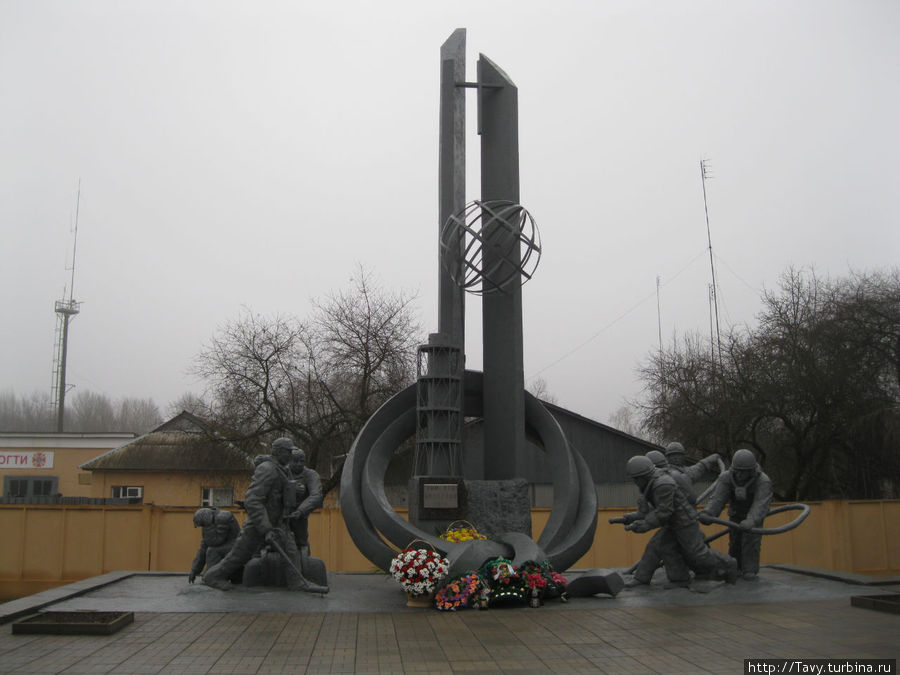 Памятник Ликвидаторам возле пожарной части Чернобыль, Украина