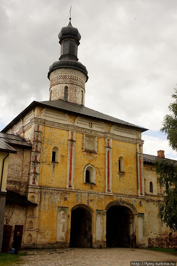 Кирилло-белозерский монастырь. Надвратная церковь 1572 Россия