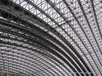 Длина каждой арки, а, следовательно, и крыши амфитеатра, составляет 120 метров, высота – 25 м.