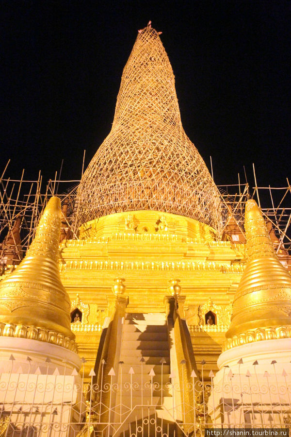 Золотая ступа в пагоде Шве Сиен Кхион по ночам освещена прожекторами Монива, Мьянма