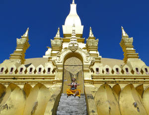 Ступа Пха Тхат Луанг, типичная для буддистской архитектуры, символизирует священную гору Меру.