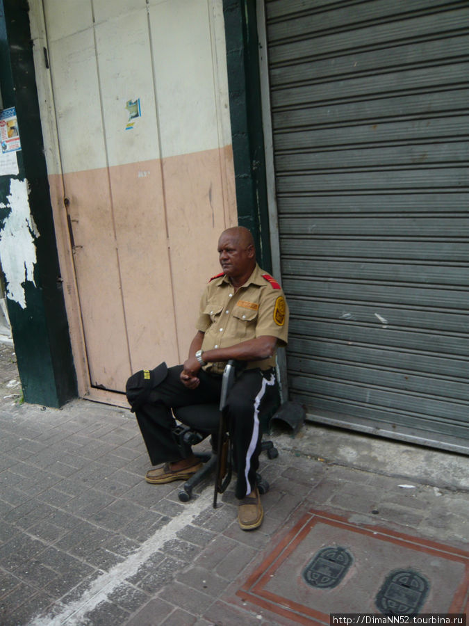 Обычный охранник. Человек с ружьем. Санто-Доминго, Доминиканская Республика