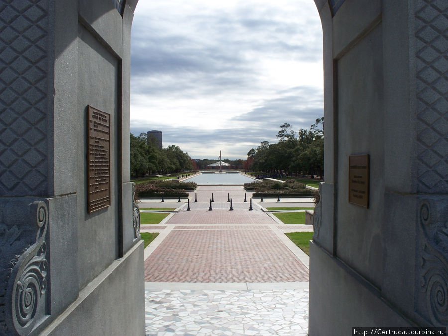 Вид на центральную часть  парка oт памятника Сэму Хьюстону Хьюстон, CША