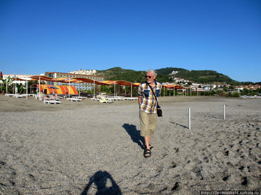 Прогулка вдоль берега моря от пляжа отеля Голд Сити к Утопии Махмутлар, Турция