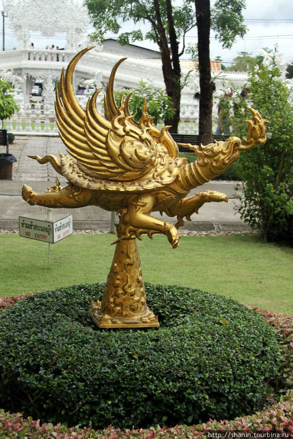 Дай волю фантазии - скульптуры у Белого храма Чианграй, Таиланд