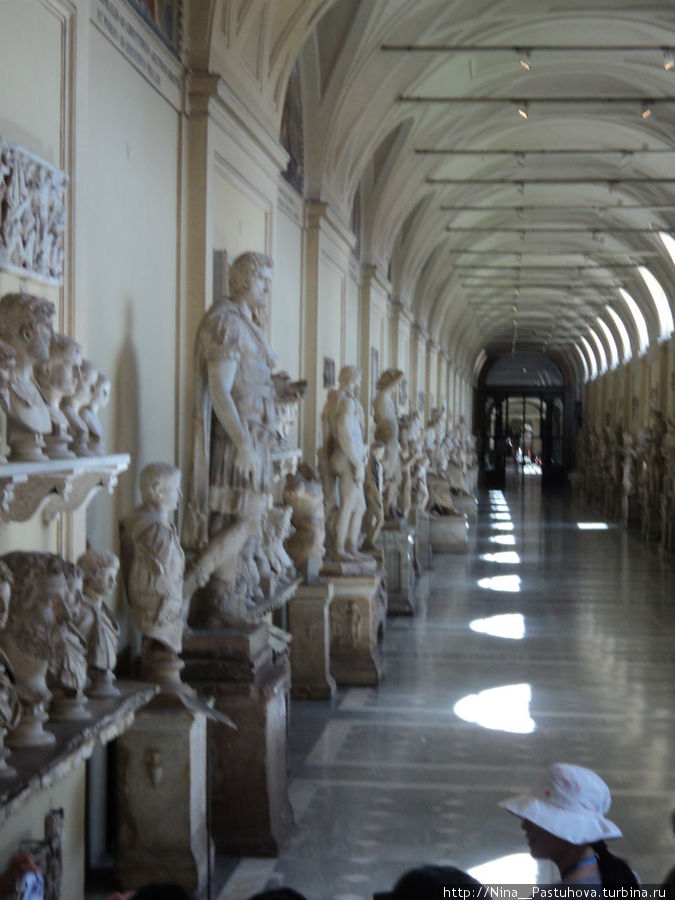 Коридор-большая арочная галерея. По обеим её сторонам тянется бесконечный ряд статуй, бюстов, рельефов. Ватикан (столица), Ватикан