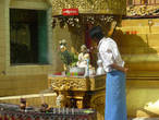 Янгон. Пагода Суле. Процесс умывания своего Будды.